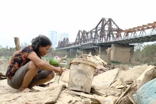 Xóm trọ nghèo ven sông Hồng tan hoang sau mưa lũ