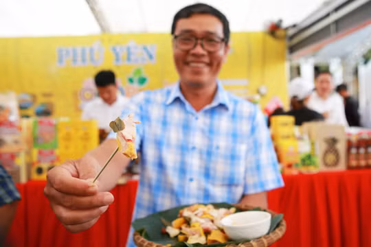Người dân thưởng thức miễn phí gà ủ muối, trà, cà phê tại các gian hàng sản phẩm OCOP