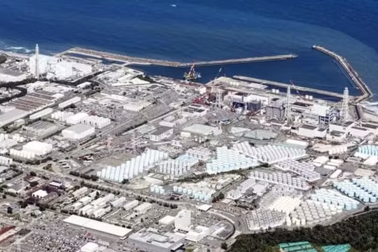 Nhật Bản đình chỉ xả nước Fukushima do động đất