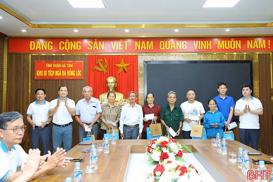 Tạp chí Cộng sản dâng hương địa chỉ đỏ, tặng quà gia đình chính sách ở Hà Tĩnh
