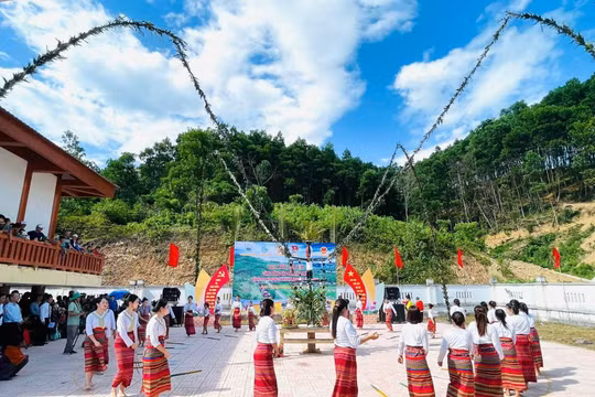 Chung vui Tết Lấp lỗ với đồng bào dân tộc Chứt ở Hà Tĩnh