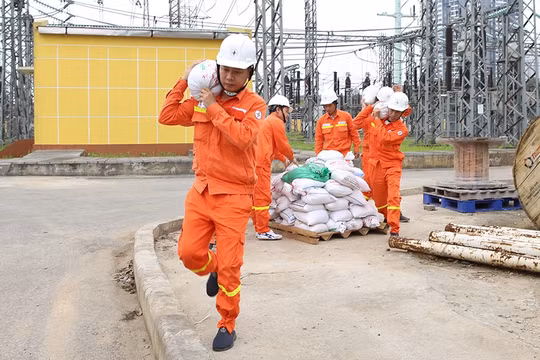 EVNNPT chủ động các phương án truyền tải điện an toàn trước diễn biến bất thường của mưa lũ, sạt lở đất
