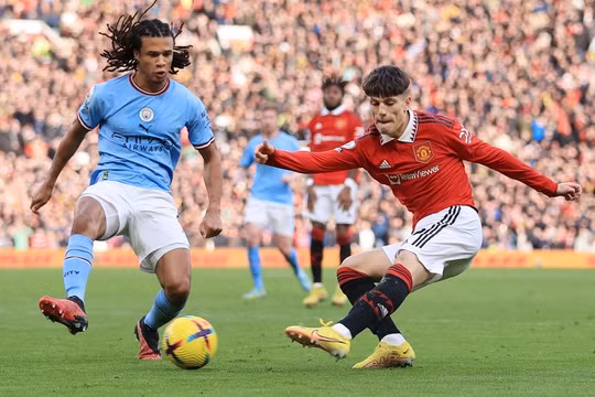 FA quyết định đổi trọng tài chính trận đấu giữa Man City - Man Utd