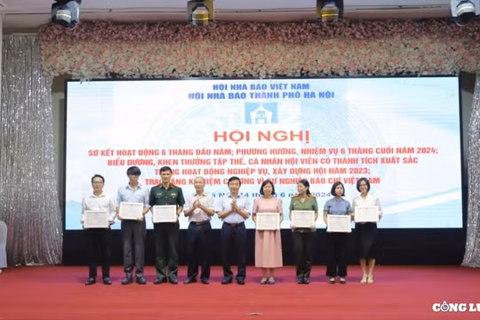 Hội Nhà báo thành phố Hà Nội khen thưởng các hội viên có thành tích xuất sắc