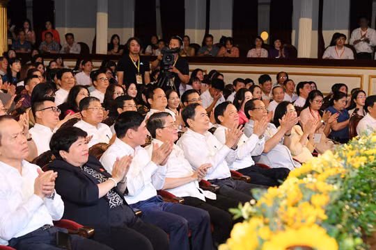 Báo Đại biểu Nhân dân tổ chức Chương trình nghệ thuật đặc biệt 'Nắng Ba Đình'