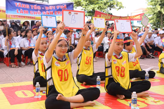 Gần 400 học sinh tham gia cuộc thi Rung chuông vàng “Cùng em phòng chống thiên tai”