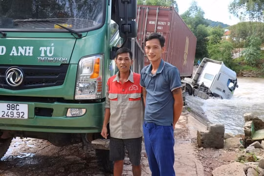 Tặng bằng khen cho 2 “người hùng” dũng cảm cứu tài xế chìm trong nước lũ