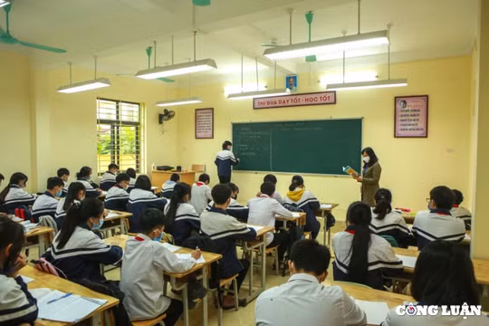 Hà Nội yêu cầu các trường không thu phí giữ chỗ của phụ huynh