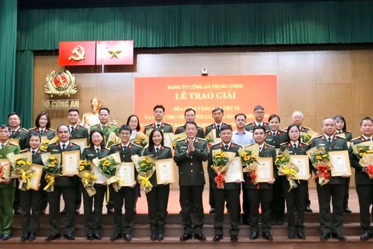 Trao giải Cuộc thi viết chính luận về bảo vệ nền tảng tư tưởng của Đảng năm 2024 trong Công an nhân dân