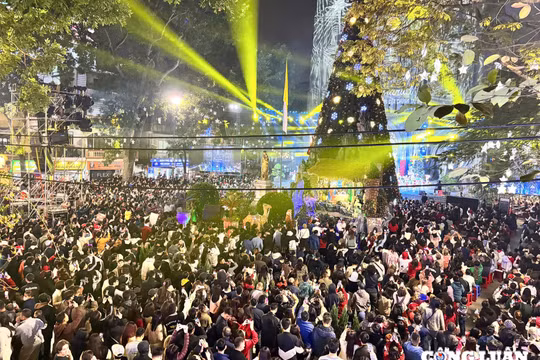Hà Nội: "Biển người" đổ về Nhà thờ Lớn đêm Noel