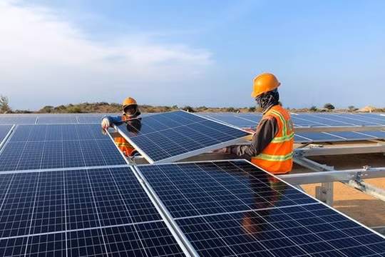 Đề xuất cho doanh nghiệp bán điện tái tạo trực tiếp đến khách hàng thông qua lưới điện riêng