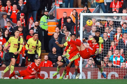 Thắng Burnley 3-1, Liverpool đòi lại ngôi đầu Ngoại hạng Anh từ tay Man City