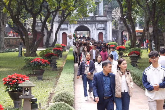 Người dân Hà Nội hân hoan, kỳ vọng đầu năm mới