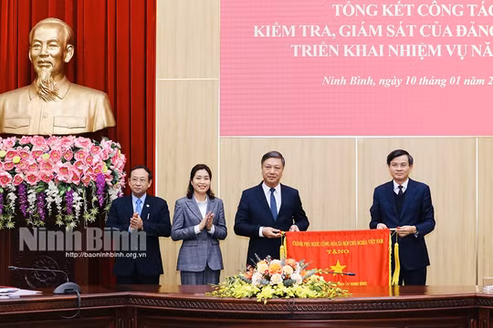 Ủy ban Kiểm tra Tỉnh ủy Ninh Bình nhận Cờ thi đua của Chính phủ