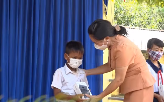 TP. HCM nghiên cứu cơ chế hỗ trợ người nghèo điện thoại thông minh