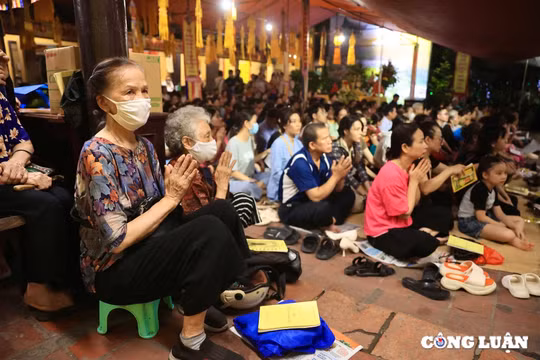 Hà Nội: Hàng trăm người dân đổ về chùa Phúc Khánh tụng kinh, làm lễ Vu Lan