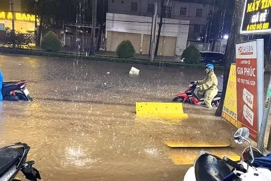 Mưa lớn ở Bình Phước, người dân phải bỏ lại xe trên đường ngập
