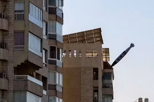 Cận cảnh quả bom do tiêm kích Israel phóng vào tòa nhà ở Beirut