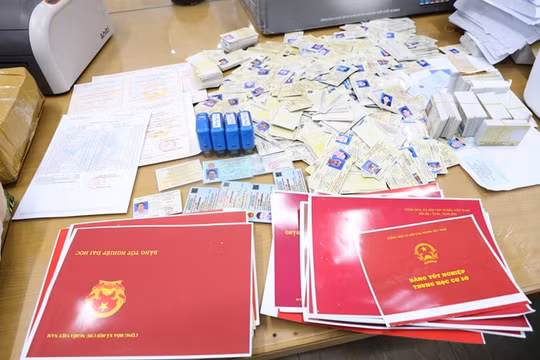 Phá đường dây làm giả bằng cấp, giấy tờ đặc biệt lớn, thu lợi bất chính hơn 40 tỷ đồng