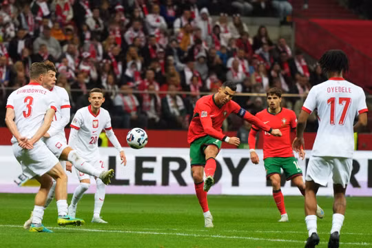 Ronaldo ghi bàn thứ 906, Bồ Đào Nha thắng tưng bừng trên sân Ba Lan