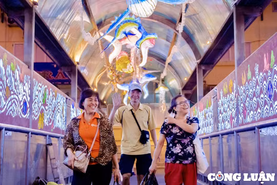 Du khách thích thú trải nghiệm tour đi bộ ngắm “đại dương xanh”