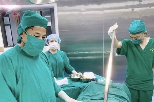 Cứu sống người đàn ông bị xà beng đâm xuyên thành bụng