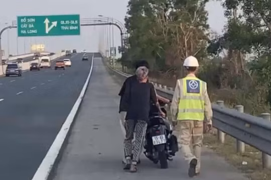 Đi xe máy vào cao tốc, nam thanh niên bị phạt hơn 3,5 triệu đồng