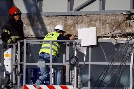 Vụ sập mái hiên nhà ga ở Serbia: Nạn nhân thứ 15 tử vong, Bộ trưởng từ chức