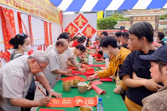 Báo Sài Gòn Giải Phóng Hoa Văn tổ chức chương trình Thư pháp từ thiện Xuân Giáp Thìn 2024