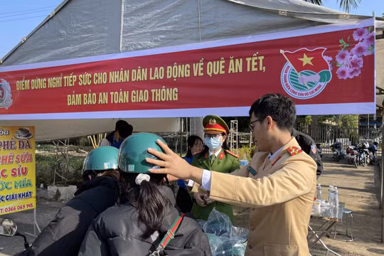 Cảnh sát giao thông tiếp sức cho người dân về quê ăn Tết