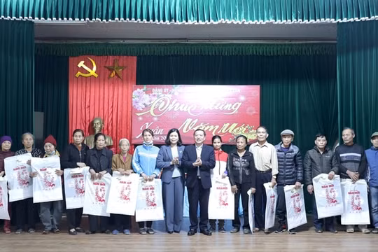 Ban Tuyên giáo Trung ương tặng quà Tết các hộ nghèo, gia đình chính sách tại Nam Định