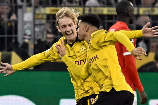 Sancho lại ghi bàn, Dortmund vượt qua PSV để giành vé tứ kết Champions League