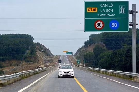 Đếm, phân loại xe để lên phương án phân luồng cao tốc Cam Lộ - La Sơn