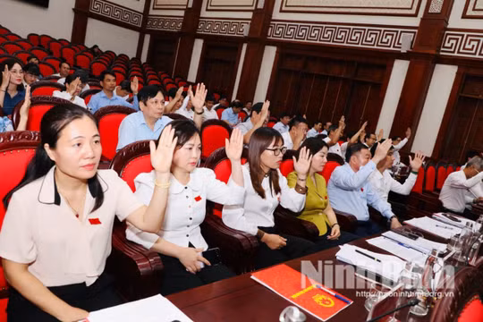 HĐND tỉnh Ninh Bình khóa XV thông qua 13 nghị quyết về phát triển kinh tế - xã hội