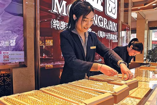 Giá vàng sụt giảm sau tin Trung Quốc ngừng tích trữ