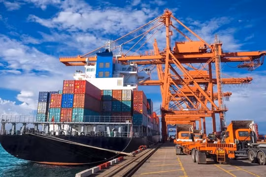 Thu ngân sách nhà nước từ xuất nhập khẩu tăng 7,4%