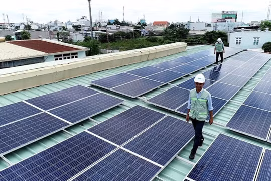 Cho phép bán điện mặt trời mái nhà dư thừa lên lưới điện quốc gia