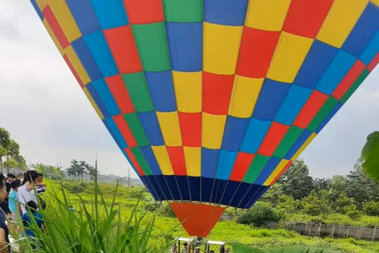 Hà Nội: Lý do khiến kinh khí cầu chở 9 người phải hạ cánh khẩn cấp xuống ruộng lúa