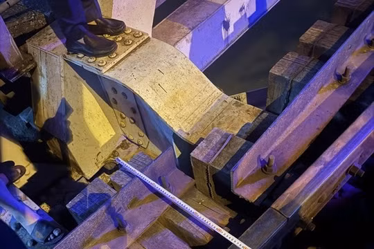 Đường sắt Hà Nội - Hải Phòng gián đoạn vì sự cố sà lan đâm lệch cầu Tam Bạc