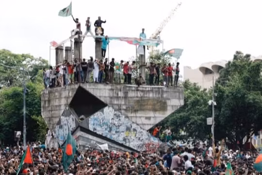 Thủ tướng Bangladesh Sheikh Hasina từ chức, trốn khỏi đất nước