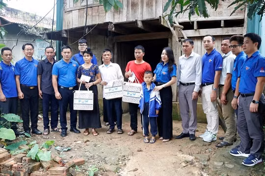 Tuổi trẻ chia sẻ khó khăn với đồng bào dân tộc thiểu số, vùng lũ Điện Biên