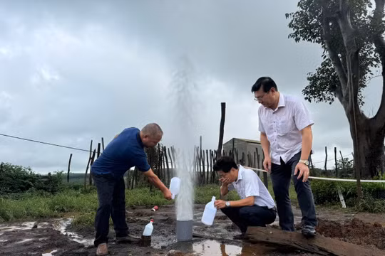 Giếng khoan ở Gia Lai vẫn không ngừng phun khí và nước