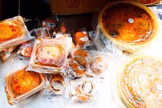 Thu giữ khoảng 7.000 bánh trung thu không rõ ở nguồn gốc ở Quảng Ninh