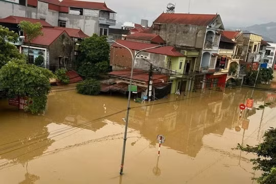 Nước lũ rút đi, tình người ở lại