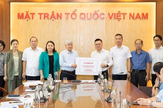 Báo Nhân Dân ủng hộ 500 triệu đồng cho đồng bào bị thiệt hại do bão, lũ