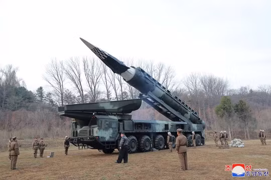 Ông Kim Jong Un đến chỉ đạo vụ phóng tên lửa siêu thanh nhiên liệu rắn mới của Triều Tiên
