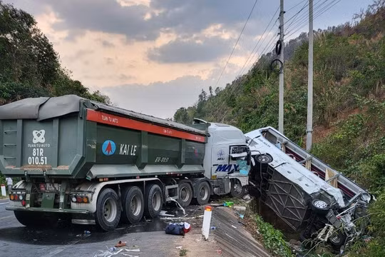 Kon Tum: Xe tải và xe khách đối đầu, 23 người thương vong