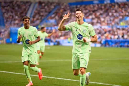 Lewandowski lập hat-trick, Barca vững ngôi đầu La Liga