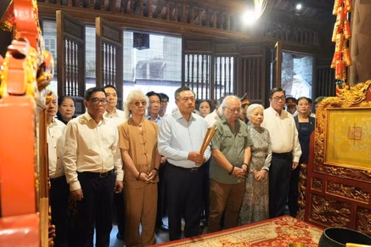 Dâng hương, tưởng niệm cố Chủ tịch Ủy ban Hành chính Hà Nội Trần Duy Hưng