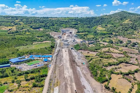 Một ngày của những người thợ làm hầm